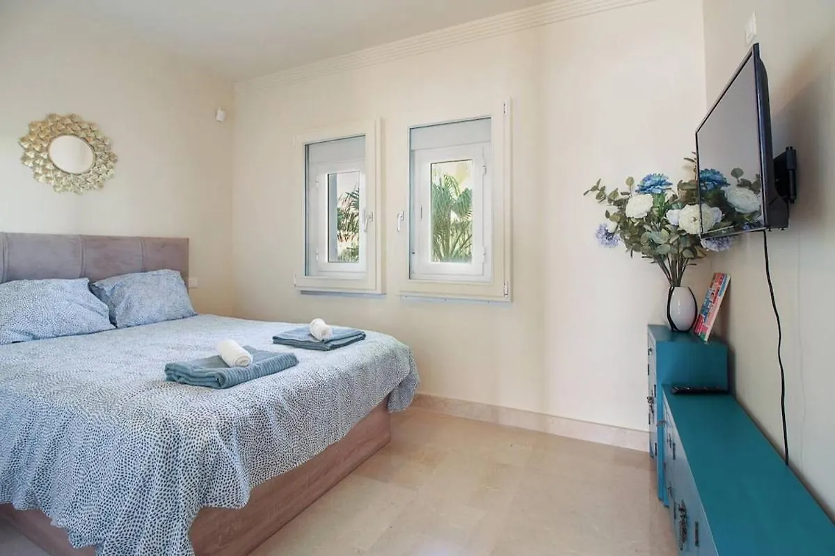 Large Beachfront Apartment 에스테포나 스페인