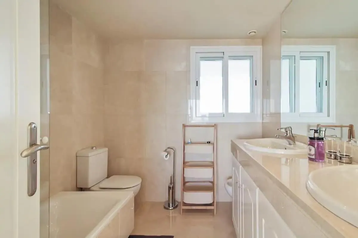 Large Beachfront Apartment 에스테포나