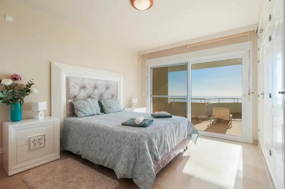 Large Beachfront Apartment 에스테포나 0*,  스페인