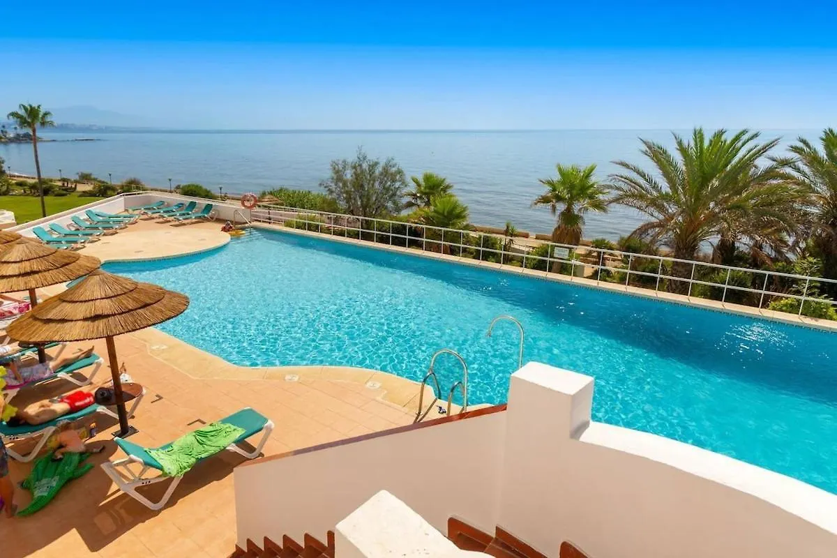Large Beachfront Apartment 에스테포나