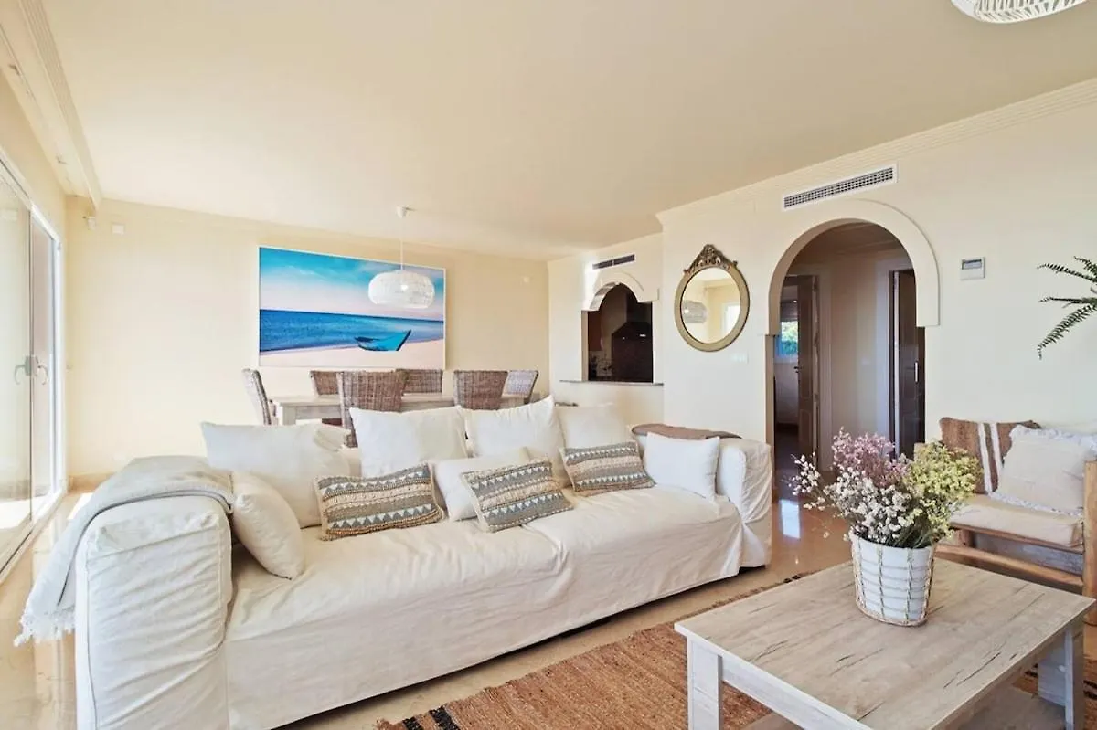 Large Beachfront Apartment 에스테포나