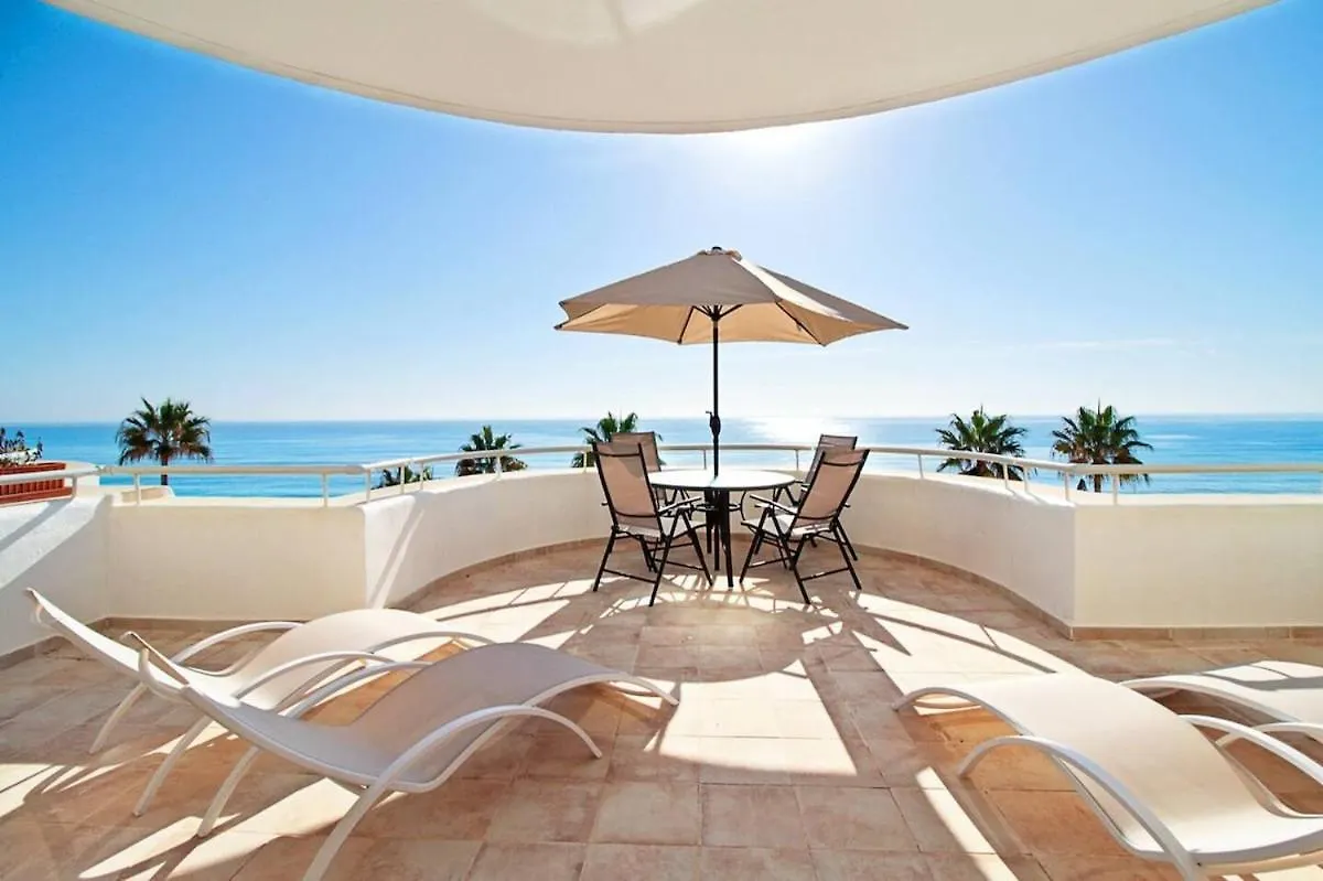 Large Beachfront Apartment 에스테포나